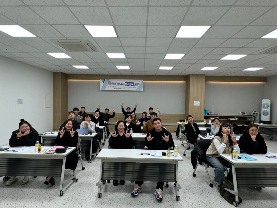 241122_다채로운 시각 한국수어통역_안정선 (31).jpg