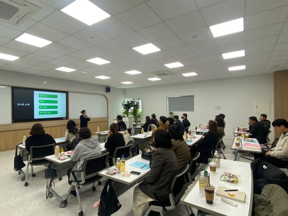 241122_다채로운 시각 한국수어통역_안정선 (7).jpg