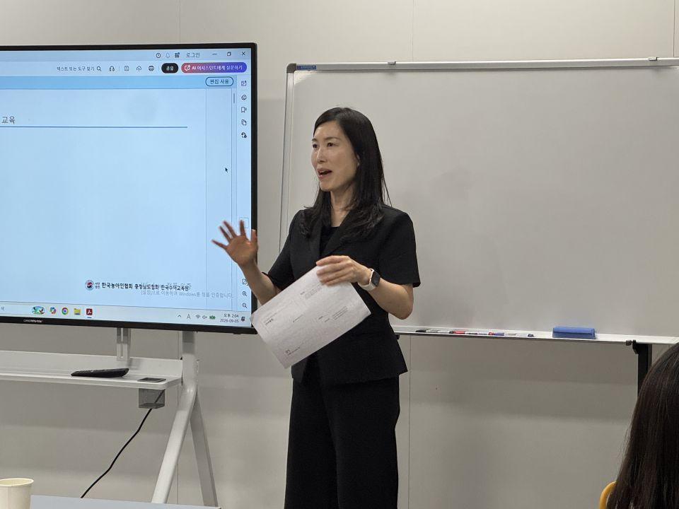 8. 홈페이지 업로드용 교육사진_수어통역(2).jpg