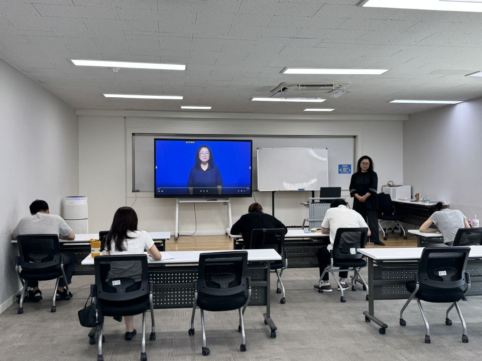 1. 홈페이지 업로드용 교육사진_필기통역(1).jpg