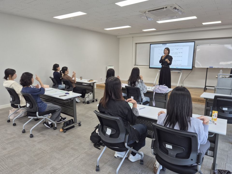 10. 홈페이지 업로드용 교육사진_모의고사(1).jpg