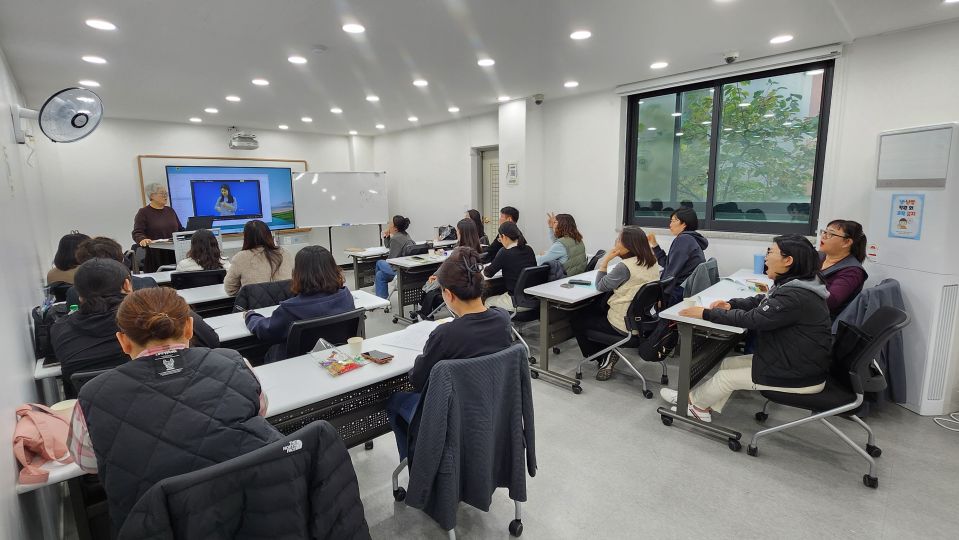 20251112_용례로 배우는 한국수어 교육사진(5).jpg