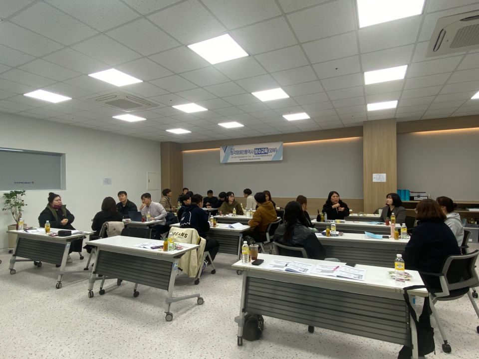 241122_다채로운 시각 한국수어통역_안정선 (17).jpg