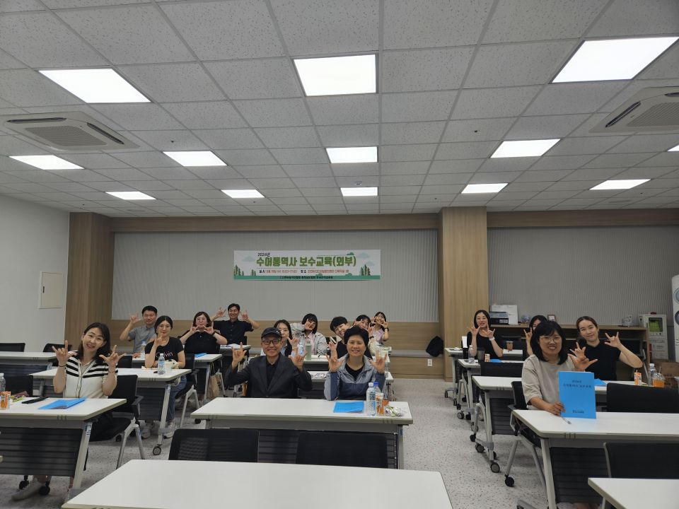 농인 복지의 정책과 과제(김철환 강사)_단체사진.jpg